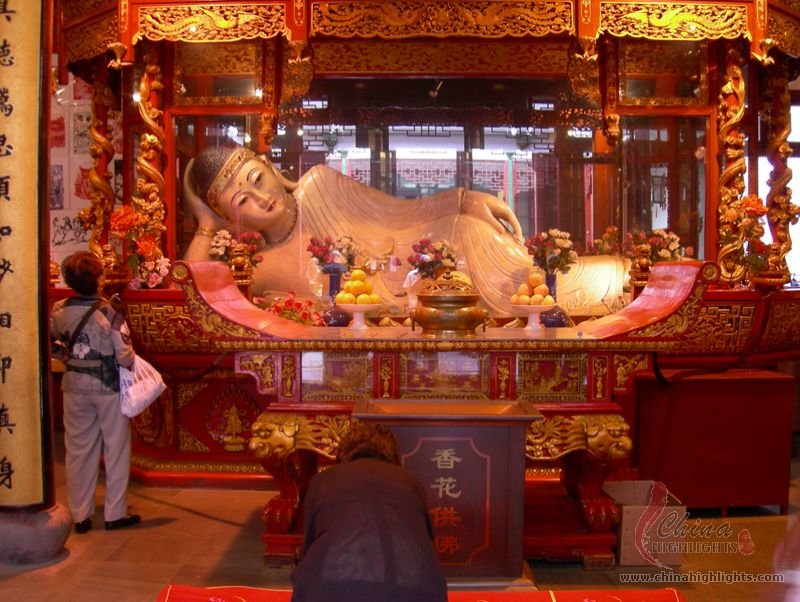 A&nbsp;smaller&nbsp;reclining&nbsp;Buddha&nbsp;lies&nbsp;on&nbsp;a&nbsp;redwood&nbsp;bed&nbsp;in&nbsp;the&nbsp;Jade&nbsp;Buddha&nbsp;Temple.&nbsp;