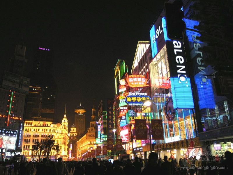At&nbsp;night,&nbsp;Nanjing&nbsp;road&nbsp;welcomes&nbsp;many&nbsp;visitors&nbsp;and&nbsp;becomes&nbsp;the&nbsp;busiest&nbsp;street.